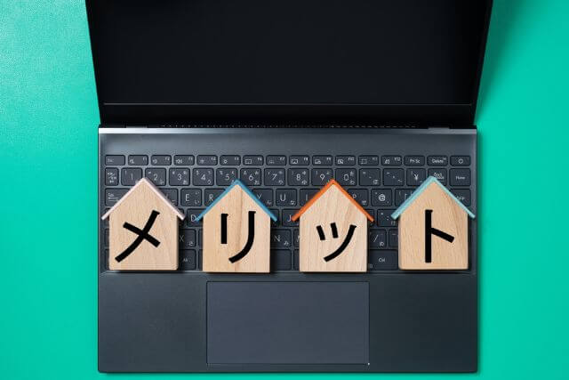 Wooden arrows and letters on a keyboard