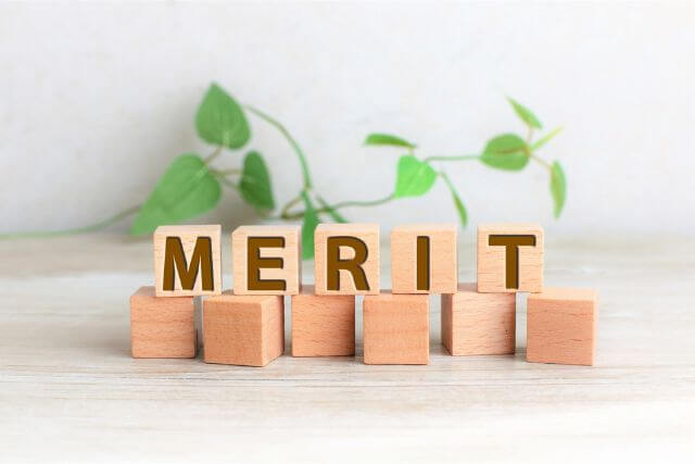 Wooden cubes representing the merits of a choice